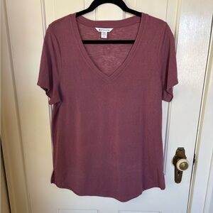 Athleta v-neck tee-shirt in mauve